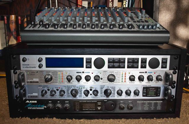 Sound Rack with mixer, compressor, delay as well as a guitar processor